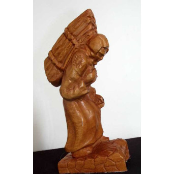 STATUETA DIN LEMN "BATRANA CARAND LEMNE"