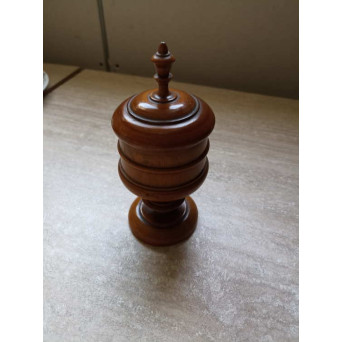 CUTIUTA CU PICIOR SI CAPAC SCULPTATA IN LEMN. PRODUS DE COLECTIE,  DECOR