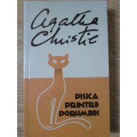 PISICA PRINTRE PORUMBEI