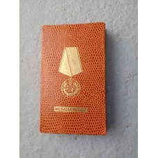  MEDALIA MUNCII 1965 IN CASETA ORIGINALA SI CU LEGITIMATIE. PRODUS DE COLECTIE