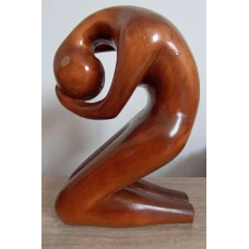 STATUETA LEMN, DAMA INGENUNCHIATA TINANDU-SE DE CAP
