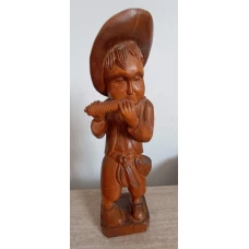 STATUETA DIN LEMN, CIOBANAS MANCAND PORUMB