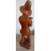 STATUETA DIN LEMN, CIOBANAS MANCAND PORUMB