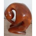 STATUETA LEMN, DAMA INGENUNCHIATA TINANDU-SE DE CAP
